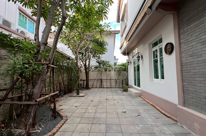 House with Shared Pool in Bangnatrad : Nantawan Bangna Km.7 
